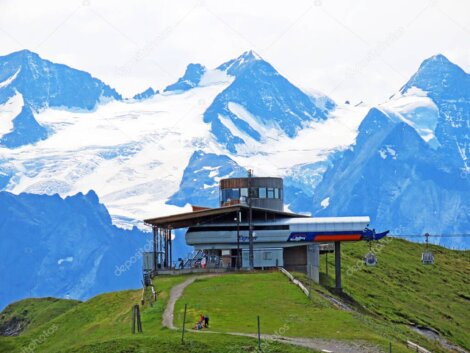 Stazione meteo in valle con montagne sullo sfondo